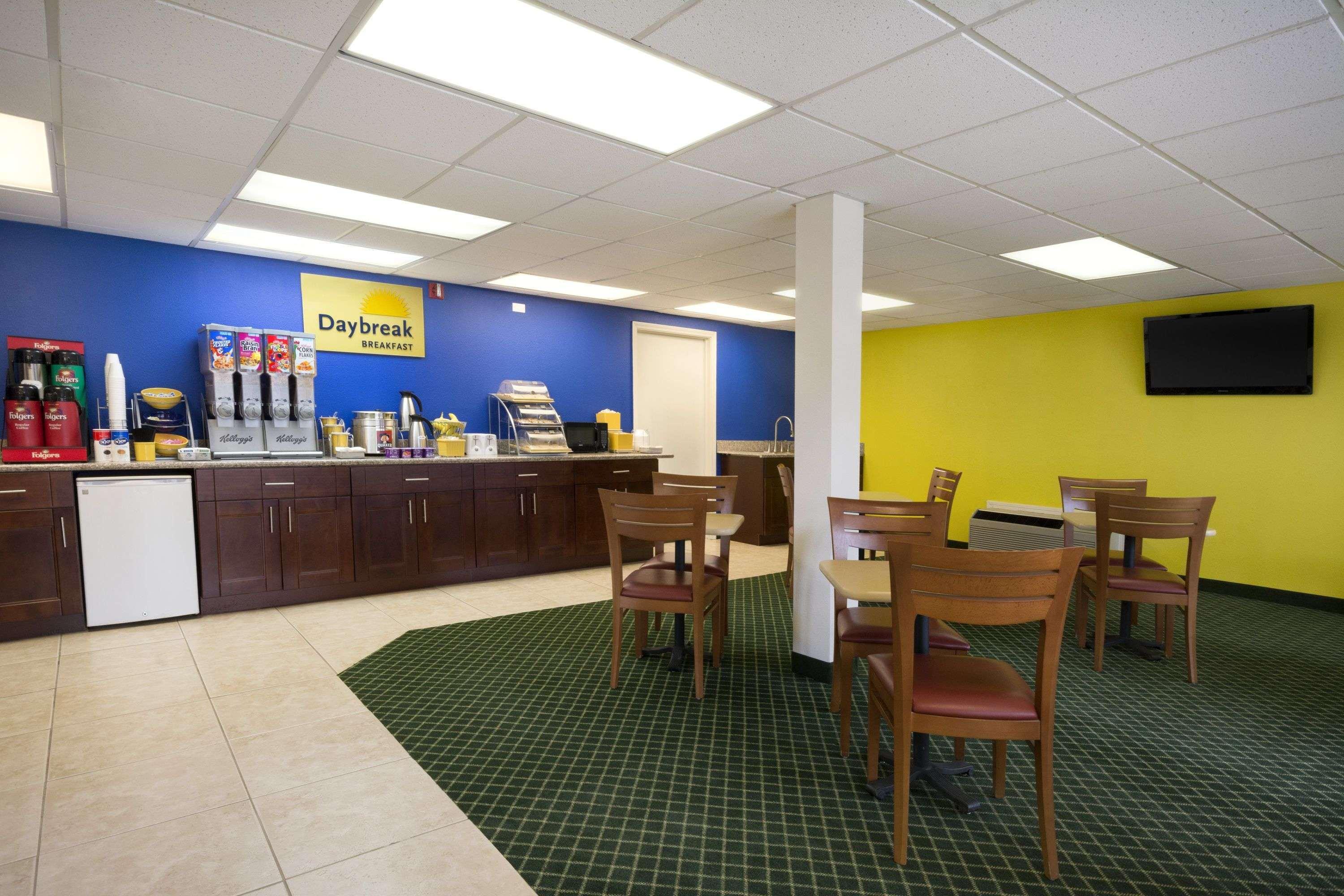 Days Inn By Wyndham Alma Dış mekan fotoğraf